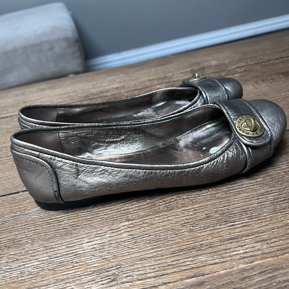 MARC JACOBS pewter metallic turnlock logo flats shoes - Picture 2 of 10
